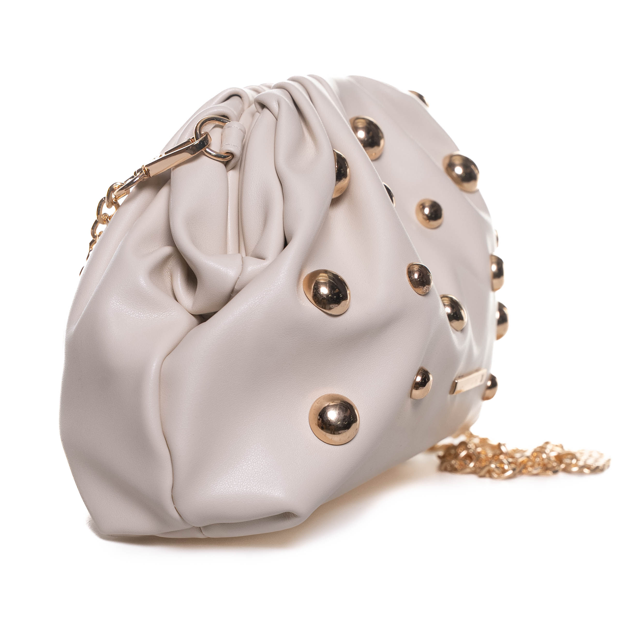 Vista lateral da bolsa clutch off white mostrando pregas no material sintético e alça de corrente dourada